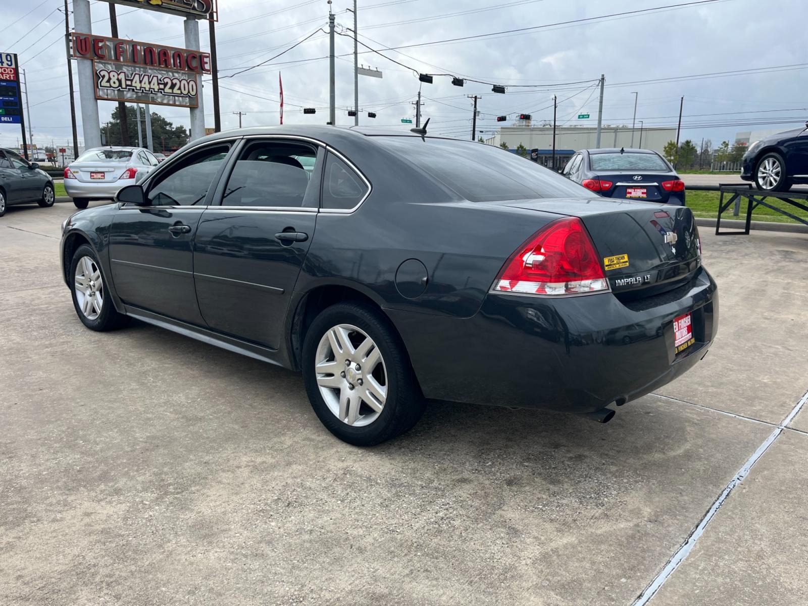 2016 GRAY /gray Chevrolet Impala Limited LT (2G1WB5E32G1) with an 3.6L V6 DOHC 16V FFV engine, 6-Speed Automatic transmission, located at 14700 Tomball Parkway 249, Houston, TX, 77086, (281) 444-2200, 29.928619, -95.504074 - Photo #4